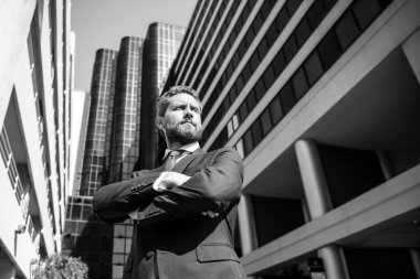 Modern bir açık uzay iş merkezinde yönetici. Dışarıda başarılı bir iş adamı..