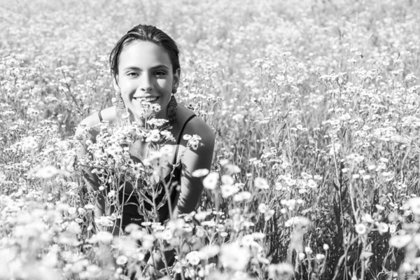 Tavaszi lány a nyári mezőn. Egészséges légzés koncepció, Egység a természettel. — Stock Fotó