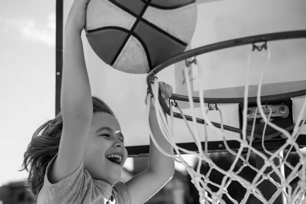 Barn som spelar basket. Barnsport aktivitet. Ung idrottsman. — Stockfoto