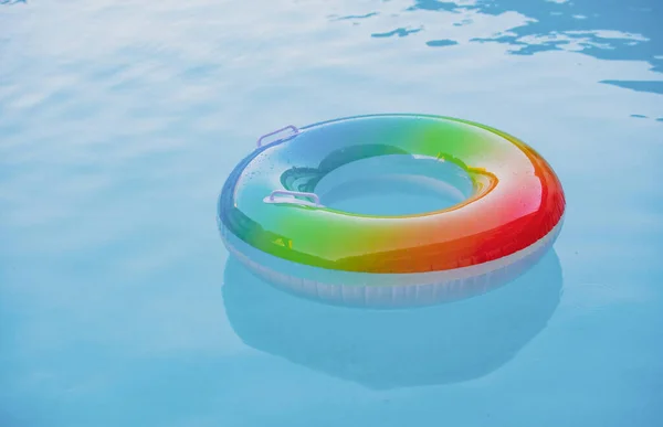 Anel flutuante, flutuando em uma piscina. anel de natação no fundo da piscina de água. — Fotografia de Stock