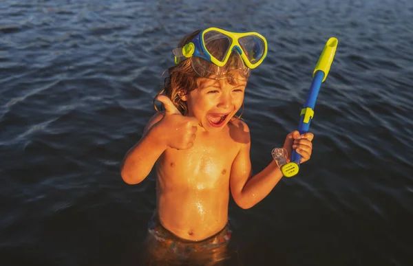 Junge Kind schwimmt im Sommerurlaub am Strand. Kind im Meer. Glückliche Kinder beim Schwimmen und Schnorcheln im tropischen Ozean oder am Meer. — Stockfoto
