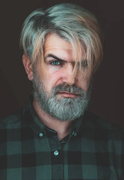 Fej és váll portré egy szakállas középkorú férfiról, aki figyelmesen néz a kamerába a stúdió hátterében, fénymásoló felülettel. Ember!. — Stock Fotó