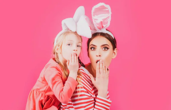 Sorpresa famiglia pasquale. Sorella ragazza coniglietto orecchie divertenti bambini piccola madre festeggiare. Caccia alle uova tradizionale vacanza primaverile. — Foto Stock