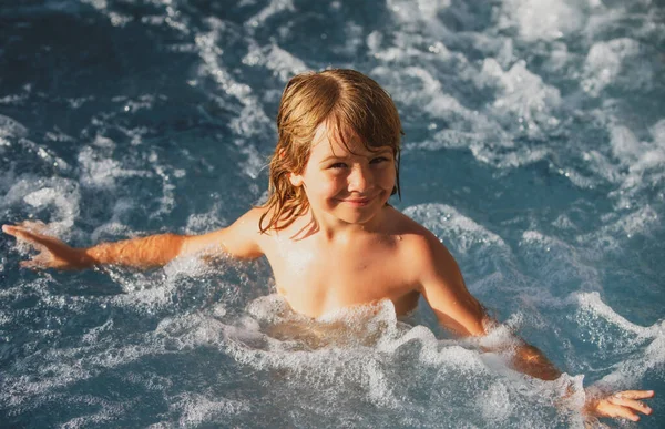 Szczęśliwe dziecko bawiące się w basenie. Koncepcja wakacji. Gorąca wanna. Wakacje dla dzieci. — Zdjęcie stockowe