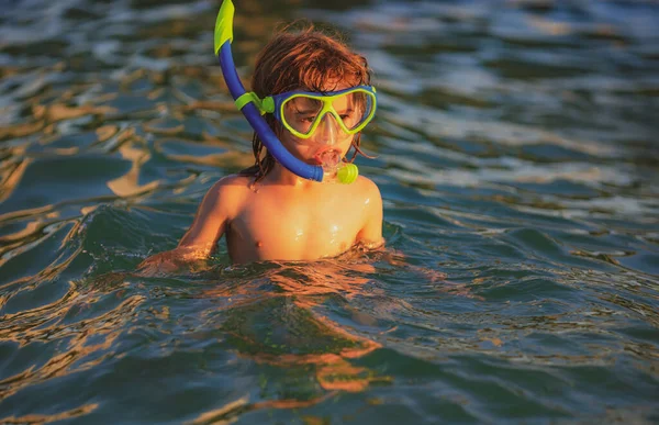 スノーケル水泳。子供は水中に飛び込む。極端なスポーツの概念。子供の夏休み。潜水用具. — ストック写真