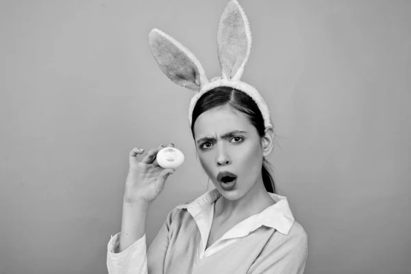 口红亲吻在复活节彩蛋上打印。复活节兔子女人，兔子和女孩。彩蛋. — 图库照片