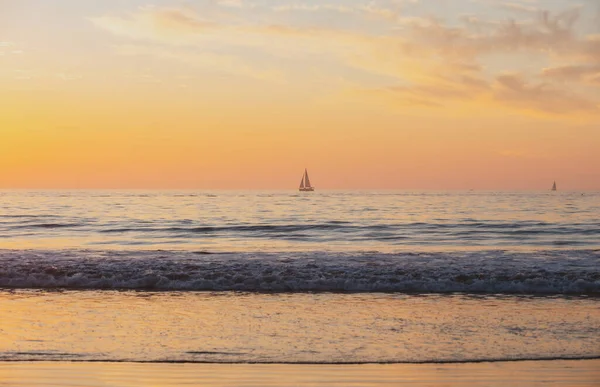 海と美しい雲の上の日の出。カラフルな海のビーチの夕日. — ストック写真