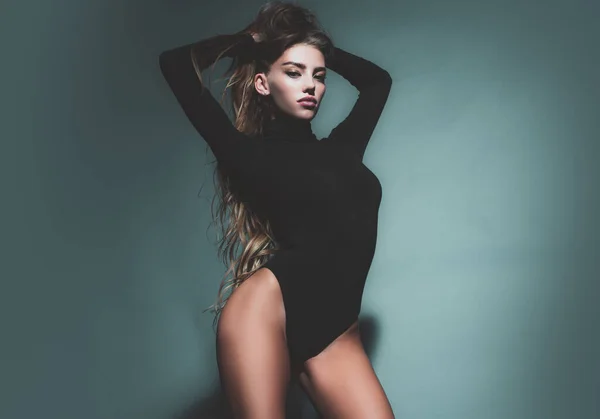 Vacker sexig sensuell ung kvinna. Underbar förförisk modell flicka med långt hår. — Stockfoto