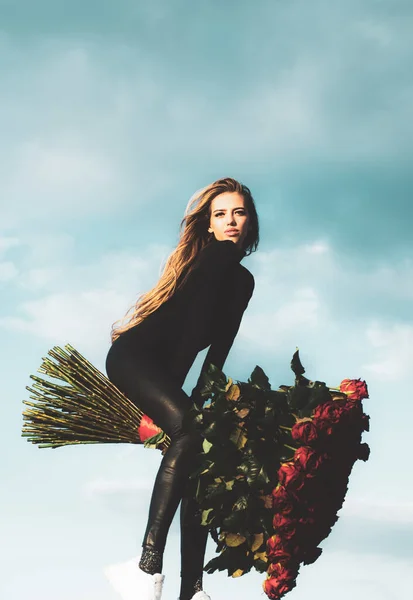 Belle fille avec des roses. Célébrez la Saint-Valentin Cadeaux romantiques et idées cadeaux Saint-Valentin. Thème de la Saint Valentin. — Photo