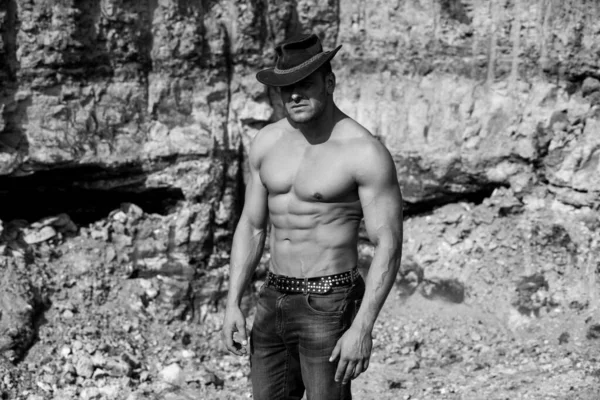 Strong man with muscular body posing outdoors shirtless. Sexy hunk. Muscular bare torso. Six packs muscular chest. Handsome shirtless man in cowboy hat outdoors. — Stock Photo, Image