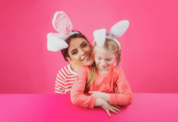 Pasqua di famiglia. Ragazze sorelle con le orecchie da coniglio. Caccia alle uova. Buona infanzia. Isolato. — Foto Stock
