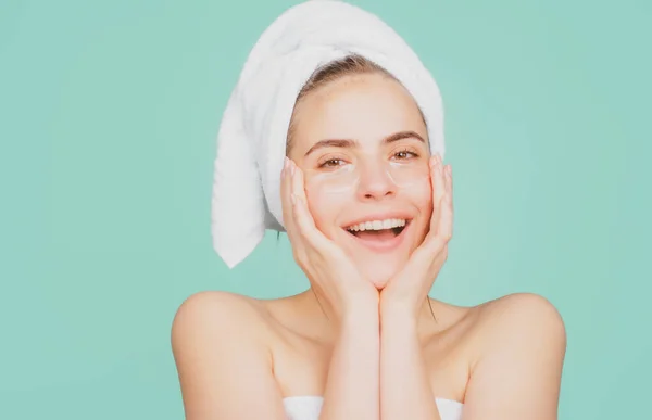 Uśmiechnięta kobieta w masce. Uroczy, ładny model po kąpieli owinięty ręcznikiem przy użyciu maski na twarz, zmysłowej twarzy. Nawilżacz na skórze, kremowej twarzy. — Zdjęcie stockowe