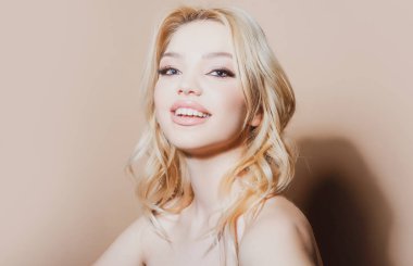 Cilt bakım kozmetiği. Doğal makyajcı kız. Güzel bir kadının portresi. Güzellik bakımı.