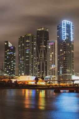 Miami Biscayne Körfezi yansımaları, yüksek çözünürlüklü. Miami Şehir Gecesi.