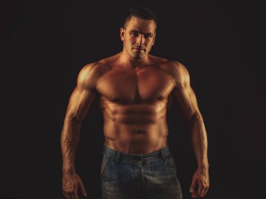 Vücut ısısı çıplak. Çıplak erkek cesedi. Çıplak adam. Seksi kaslı adam. Üstsüz fitnes modeli. Çıplak karın kasları.