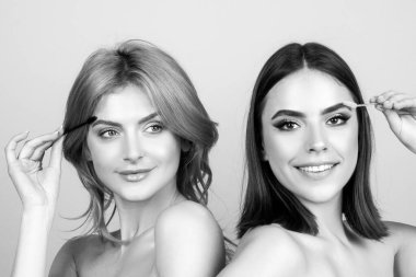 Kaş bakımı ya da canlı bir bakış. Mükemmel kaşlar. Makyaj düzeltmesi. Makyaj fırçalı bir kadın. Güzellik.