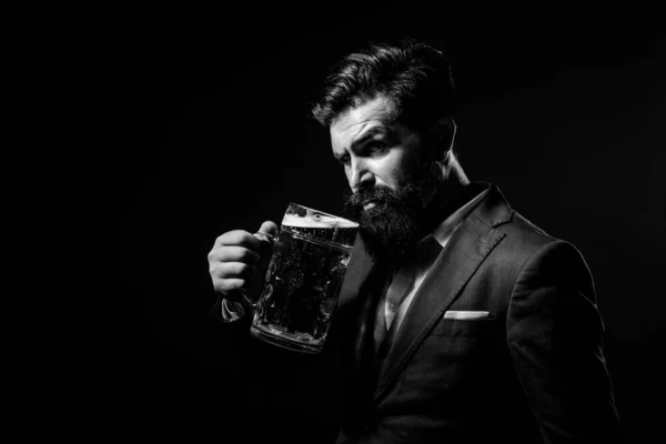 Profile portrait of serious man holds craft beer isoalted on black. — Stock Photo, Image