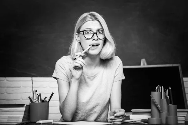 Ragazza sorridente studente o donna insegnante ritratto su sfondo lavagna parete verde. L'insegnante e 'un leader esperto. Studentessa prendere appunti da un libro al college . — Foto Stock