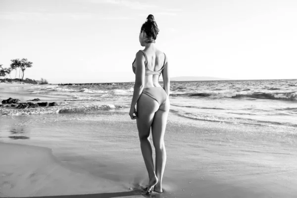 Playa Paradise. Mujer joven en bikini en el mar tropical. —  Fotos de Stock