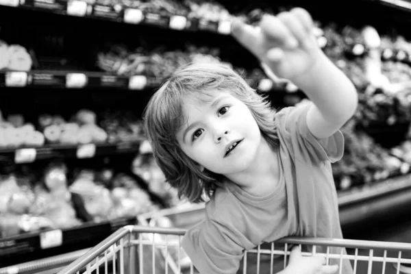 Sale, consumerism and people concept - kids with food in shopping cart at grocery store. — Stock Photo, Image