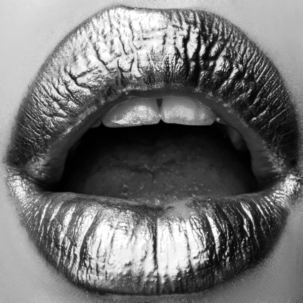 Sexiga gyllene läppar, öppen mun av guld. Glödande guld hud make-up. Glitter metallic glans gyllene läppglans makeup. — Stockfoto