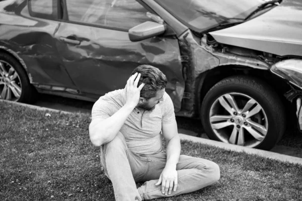 Conductor sorprendido cerca de coche después de accidente. Un joven desesperado se agarró a la cabeza, el coche se rompió en el camino.. — Foto de Stock