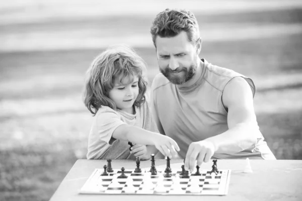 父と息子のチェスを一緒に屋外で過ごす時間を過ごす。子供のチェス. — ストック写真
