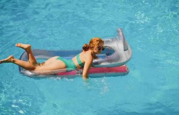 Femme en maillot de bain en vacances d'été. Piscine pour filles. Dame d'été sur matelas gonflable. — Photo