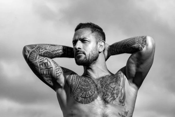 Homem sexy com tronco nu. Homem brutal, rosto sério de modelo masculino bonito, conceito de poder dos homens e forte. — Fotografia de Stock