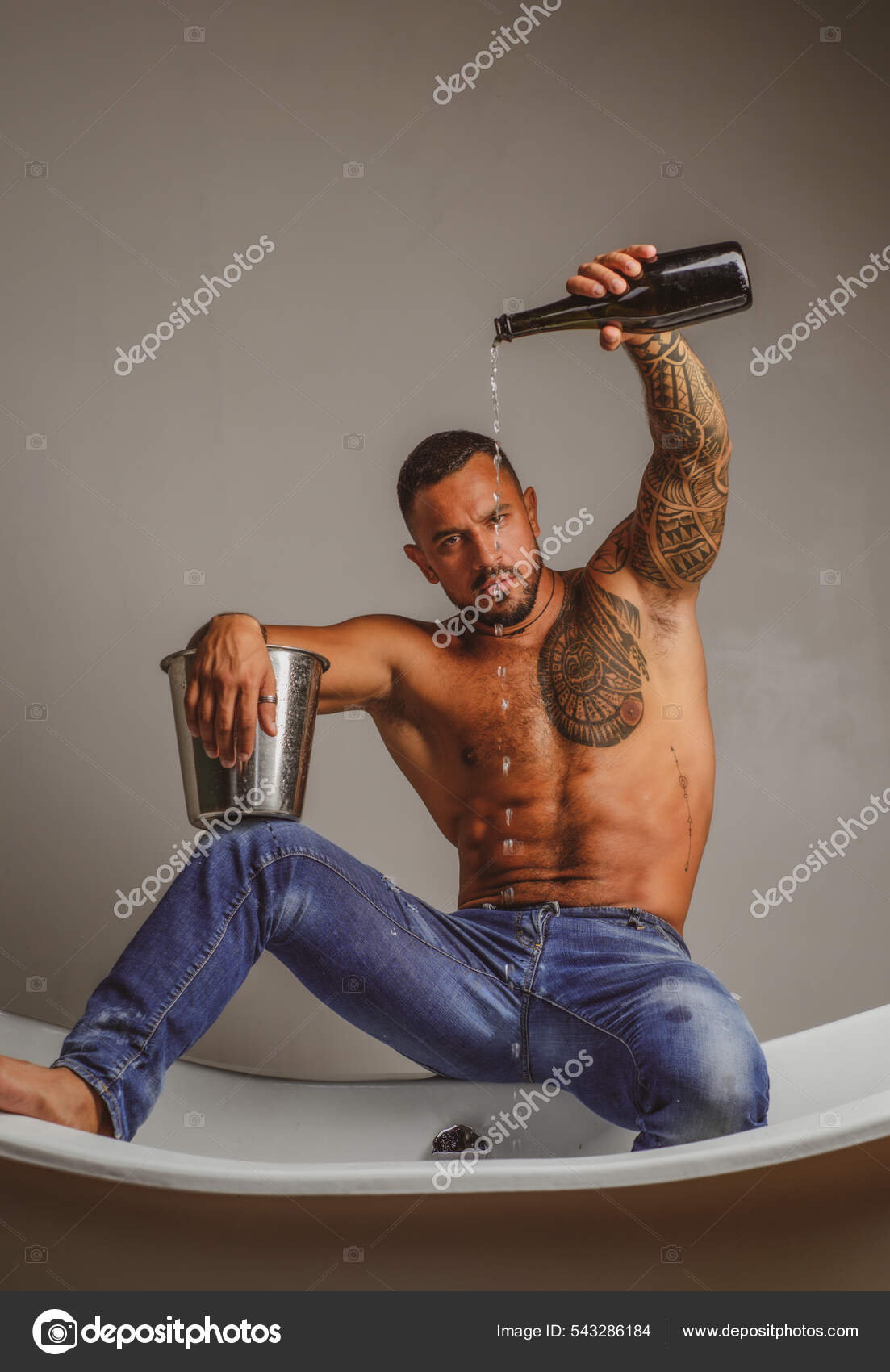 Sexy verführerische unbekleidete Mann sitzen auf Badewanne im Badezimmer,  Männer Urlaub mit Champagner. Weihnachten oder Geburtstag feiern. Private  sex party. – Stockfoto © Tverdohlib.com 543286184