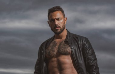 Seksi bir adamın baştan çıkarıcı yüzü. Maço kendinden emin görünüyor.