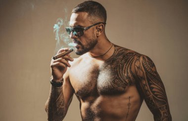 Puro içen acımasız bir adam, yakışıklı erkek modelin ciddi yüzü, erkek gücü kavramı ve güçlü. Mafya babası..