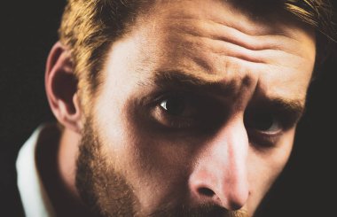 Yüzünü kapat. Yakışıklı adam, moda tarzının portresi..