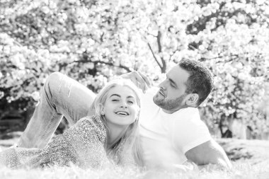 Sakura çiçeklerinde dinlenen iki genç insan..