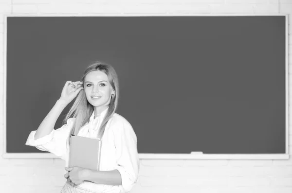 Retrato de estudante universitário do sexo feminino lição de estudo na escola ou universidade. Conceito de aprendizagem e educação. — Fotografia de Stock