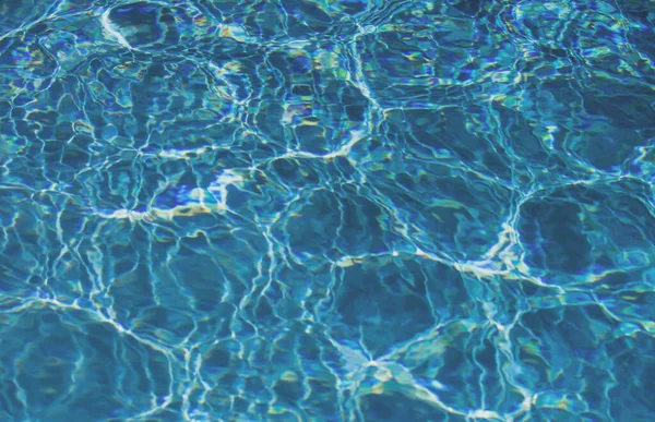 Tło błękitnej wody w basenie z odbiciem słońca, falą wodną w basenie. Przezroczyste tło wody. — Zdjęcie stockowe