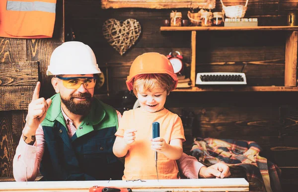 Kleine jongen met vader timmerman banen met schroevendraaier en schroef. — Stockfoto