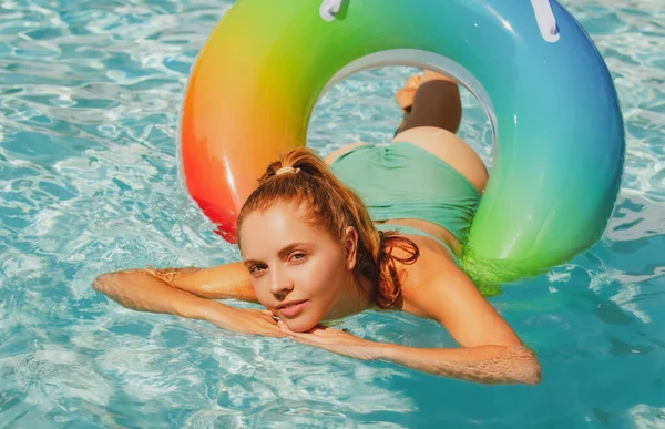 Vacanza estiva per donne. Godendo l'abbronzatura estiva in piscina. Donna in costume da bagno su cerchio gonfiabile. — Foto Stock