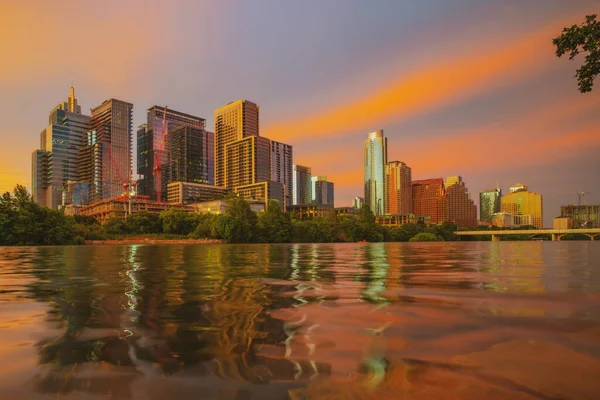 Vista de Austin, Texas en el horizonte del centro de Estados Unidos. Atardecer noche ciudad. — Foto de Stock
