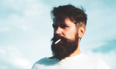 Sakallı, yakışıklı bir adam. Yakışıklı bir gencin yakın portresi..