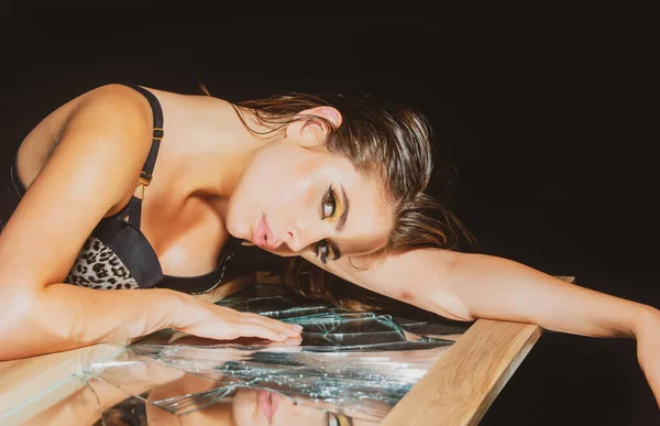 Fille avec miroir cassé. Portrait de jeune femme séduisante. Portrait dramatique et sensuel d'une belle fille isolée sur fond sombre en studio. — Photo