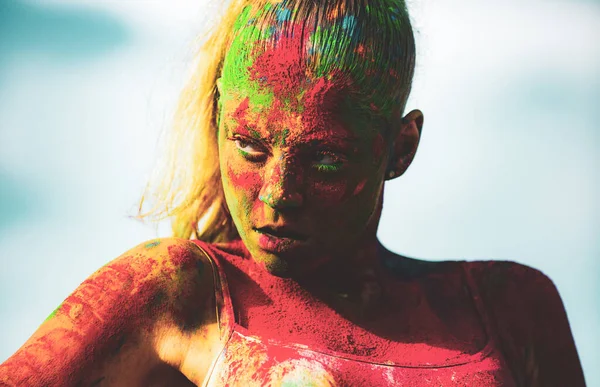 Porträtt av modekvinnan i färgat puderholi. Kvinnligt ansikte målat i Holi-festivalens färger. Holi färgfest. — Stockfoto