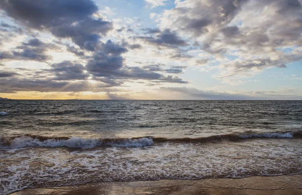 Reizen zomer vakantie achtergrond, concept op het strand met de zonnige hemel. Tropische scène van vakantie op zee. Zeegezicht natuur. — Stockfoto