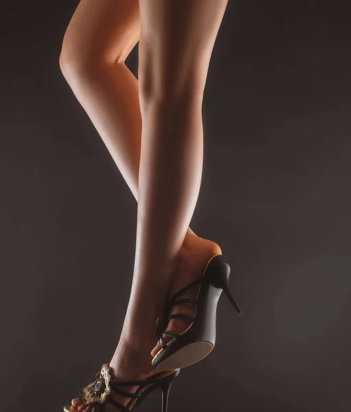 Sexy pernas longas em sapatos de moda. Lenguagem corporal erótica. Vogal feminina. — Fotografia de Stock
