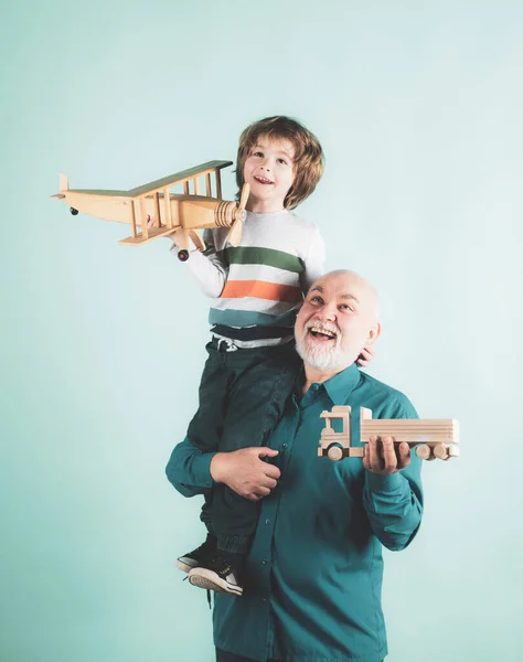 Hombres felices viajando en familia. El abuelo y el nieto de la familia sueñan con viajar. Vacaciones de verano y concepto de vacaciones. Nieto y padre . —  Fotos de Stock