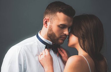 Birbirlerine sarılan seksi bir çift. Hassas tutkudaki en seksi ve zarif çift. Seksi güzel bir çiftin portresi. Genç aşıklar. Erkek kadına kur yapıyor..