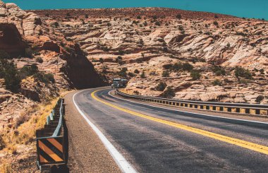 Otoyol 66. Yüksek kayalıklara karşı yol. Tepe köy yolu.