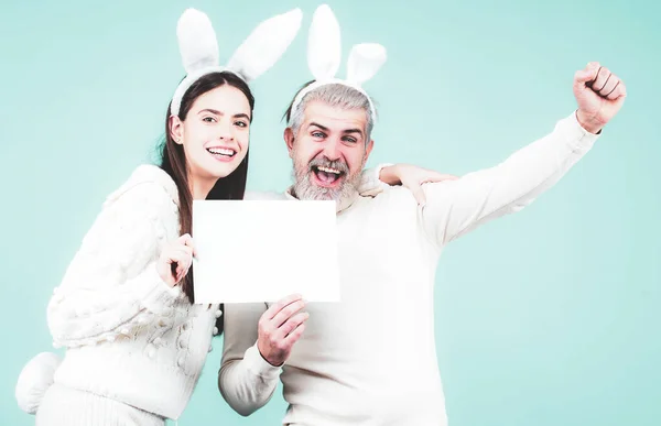 Spännande påsk par i kanin öron och kanin kostym på blå bakgrund isolerad. Kaninpar firar påsk. Isolerat, text, bakgrund och kopieringsutrymme. — Stockfoto