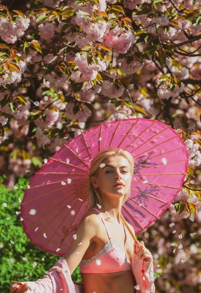 Sensual sexy girl in the spring flowers. — Stock Photo, Image