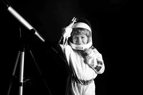 Adorable mignon garçon astronaute dans l'espace. Enfant s'imagine être un astronaute dans un casque d'astronautes. Portrait d'enfant drôle avec casque astronaute. — Photo